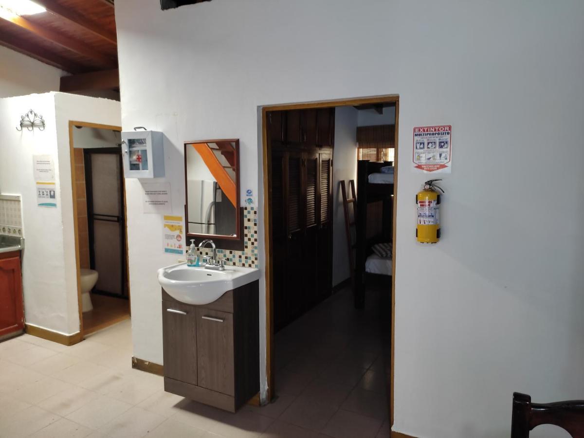 La Casona Hostel Гуатапе Экстерьер фото